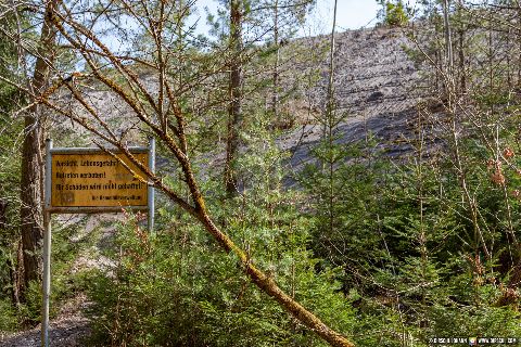 Gemeinde Mühldorfer_Hart Landkreis Mühldorf Bunkerbogen linke Seite mit Warnschild (Dirschl Johann) Deutschland MÜ